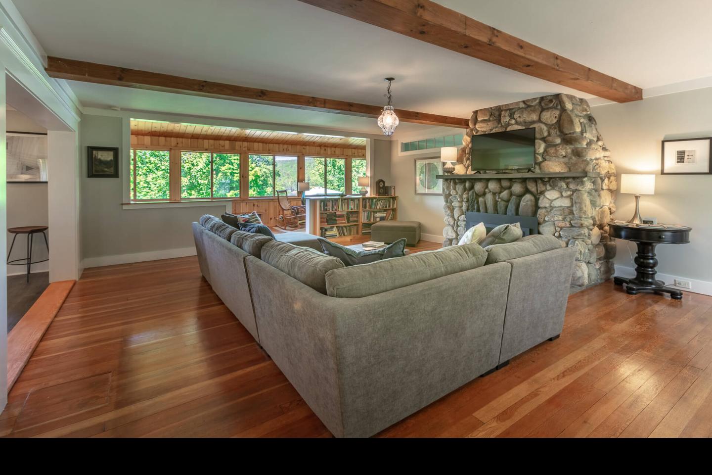 Livingroom with gas fireplace