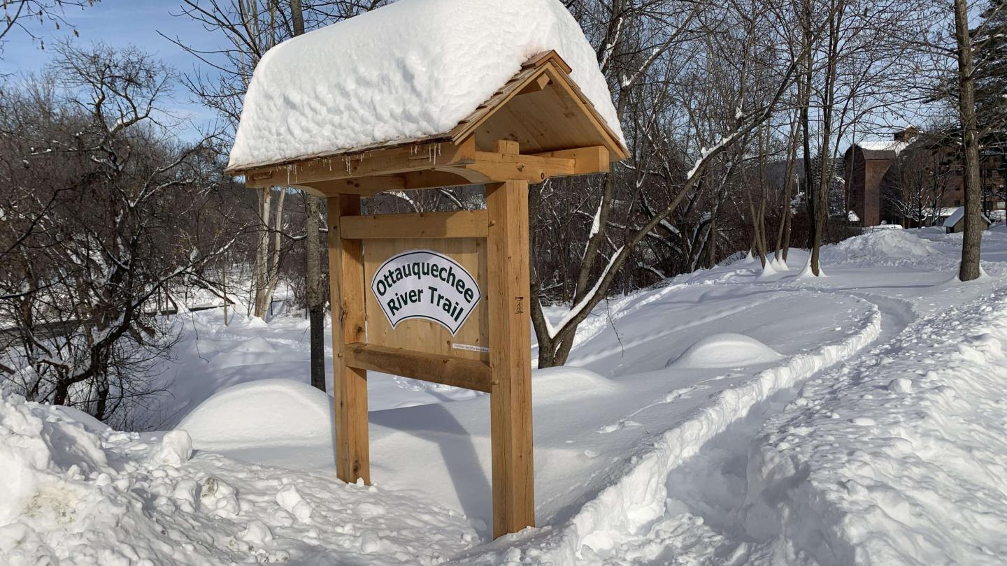 Kiosk Ottauqeuchee River Trail winter