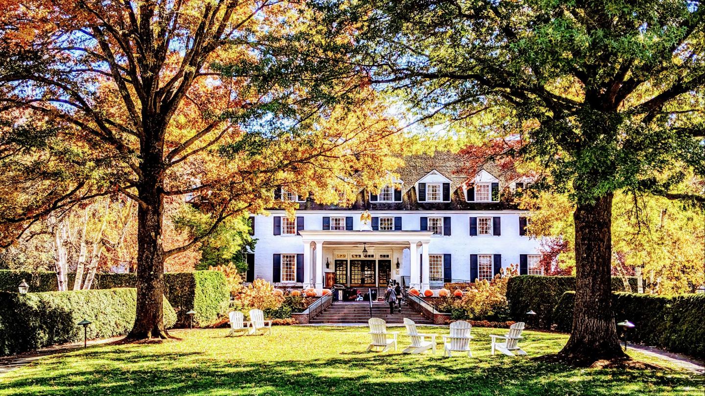 Woodstock Inn lawn foliage