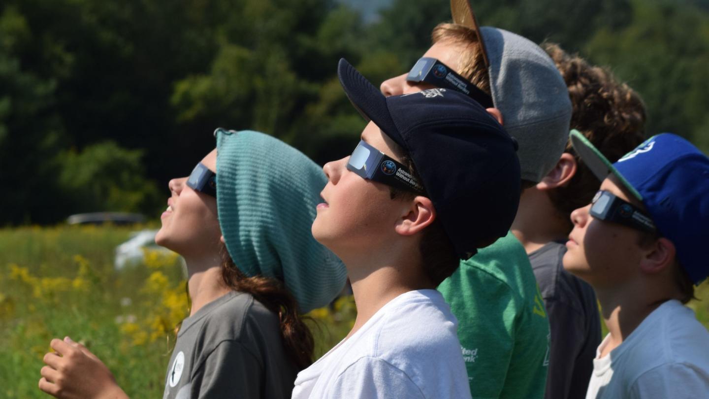 Kids watching the Solar Eclipse