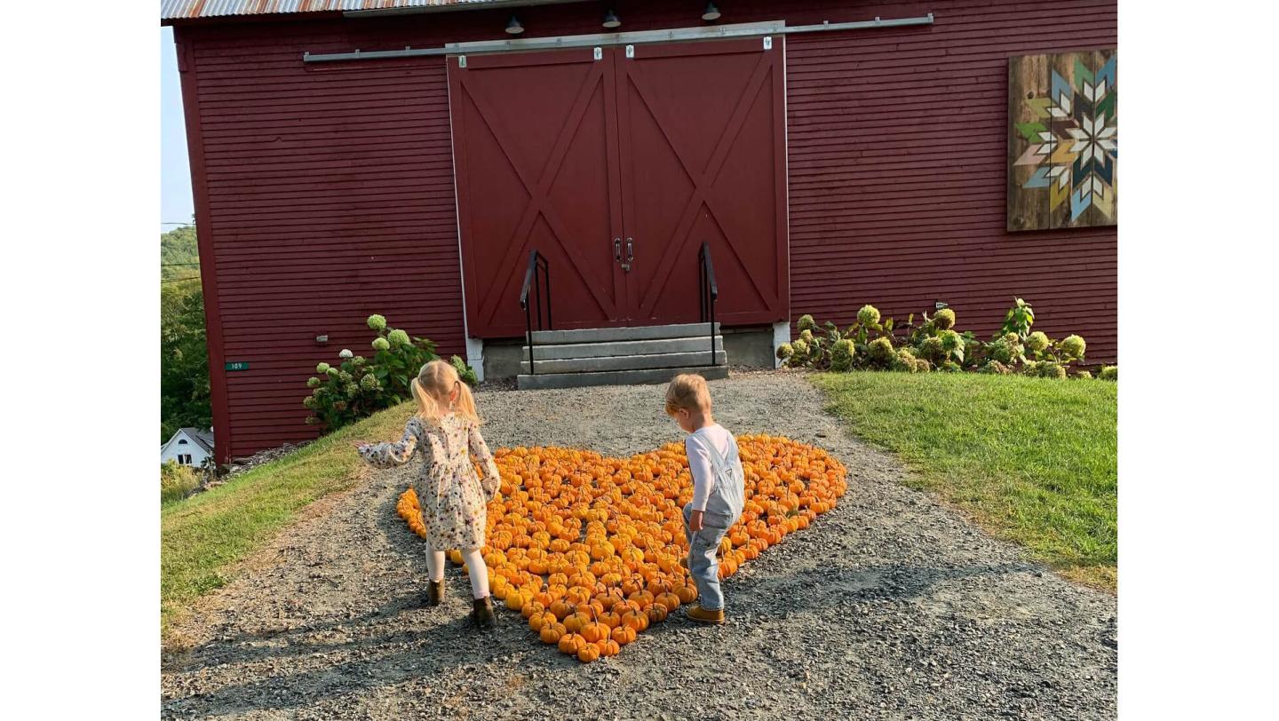 Schmidtke kids at Kelly Way Gardens pumpkins