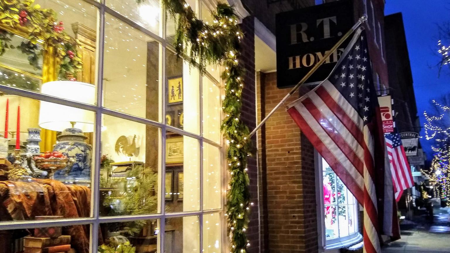 Central St Christmas Decor
