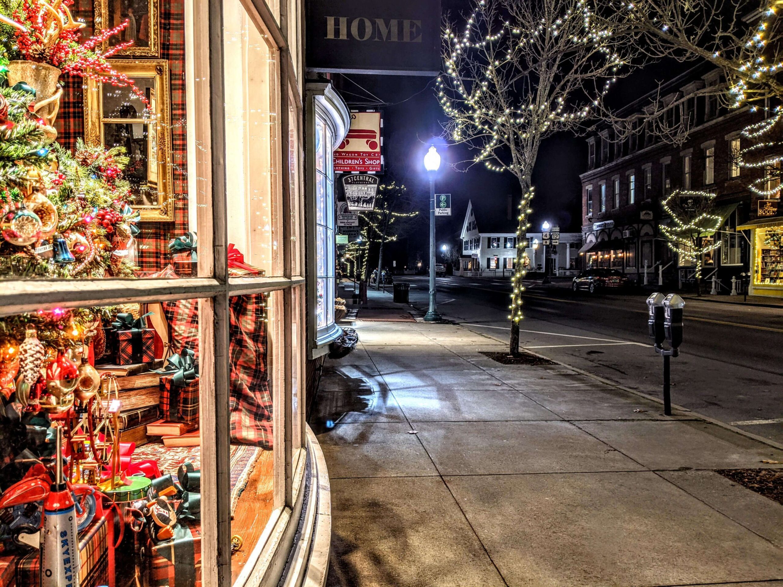 Holiday shopping in Woodstock