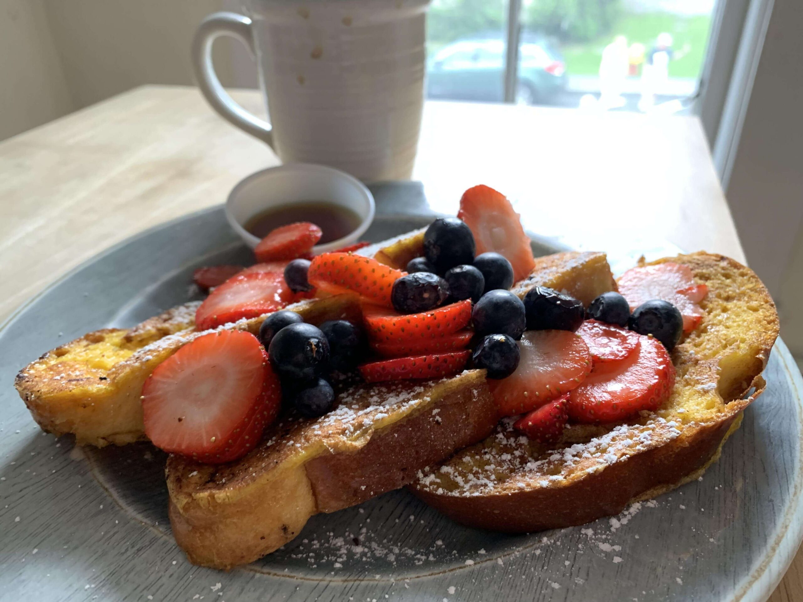 French toast with berries