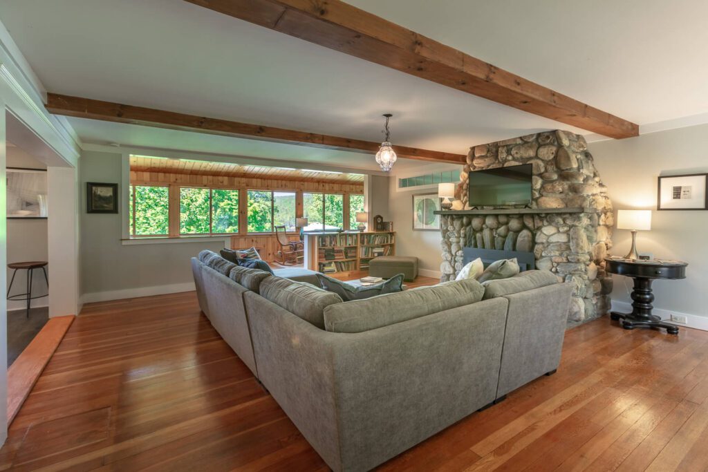 Livingroom with gas fireplace