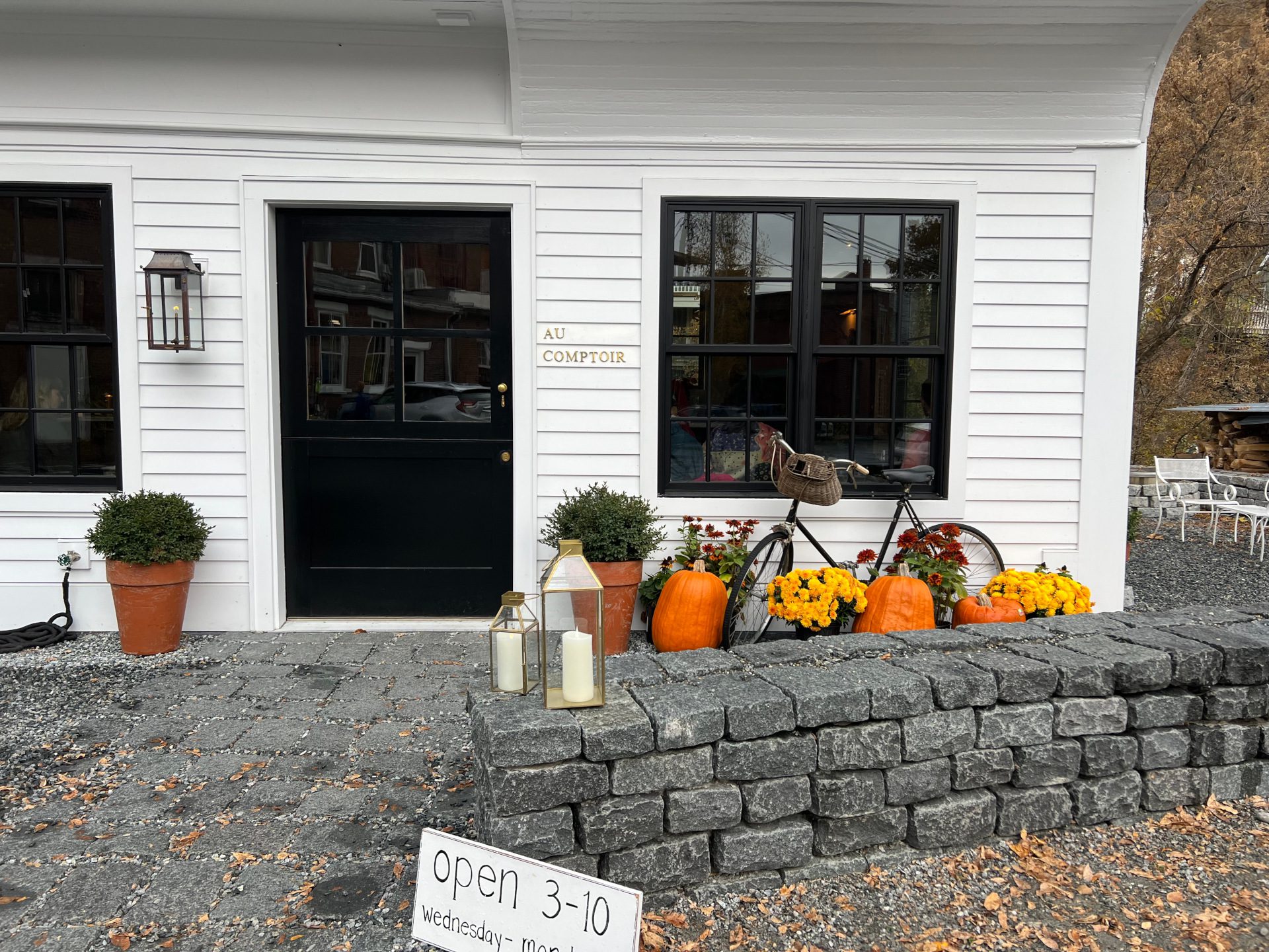 Outside of Au Comptoir
