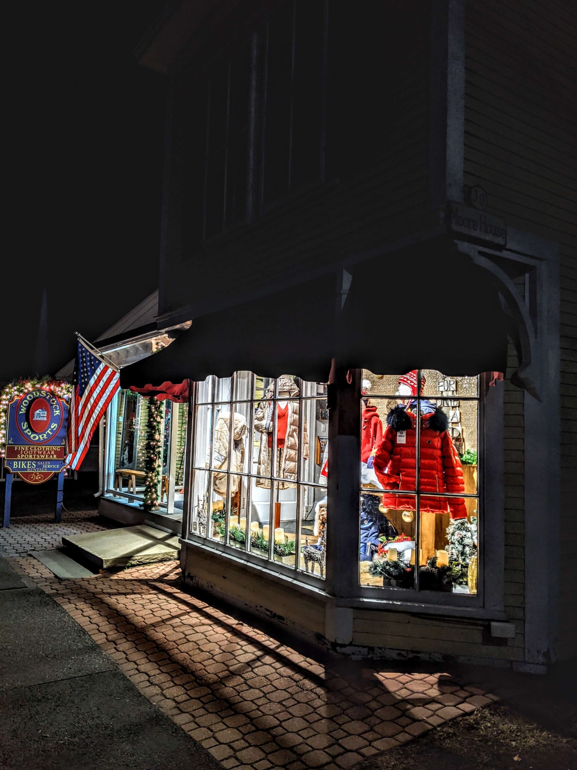 Woodstock Sports holiday lights