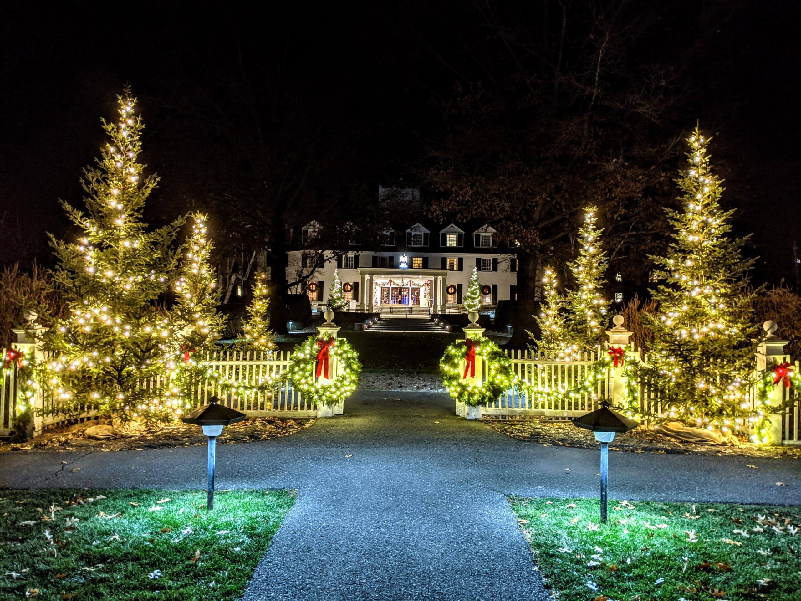 Woodstock Inn holiday lights